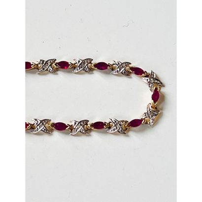 BRACELET en or jaune 750°/°° orné de rubis...