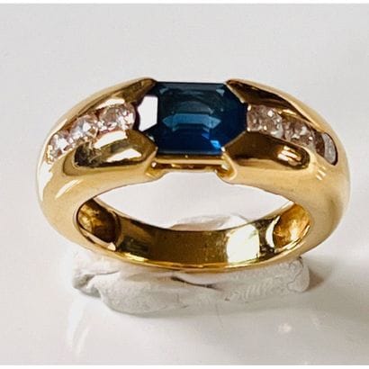 BAGUE jonc en or jaune 750°/°° ornée d’un...