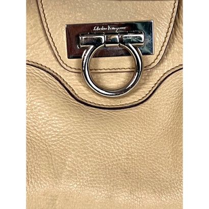 FERRAGAMO. Sac en cuir grainé beige. 2 anses...