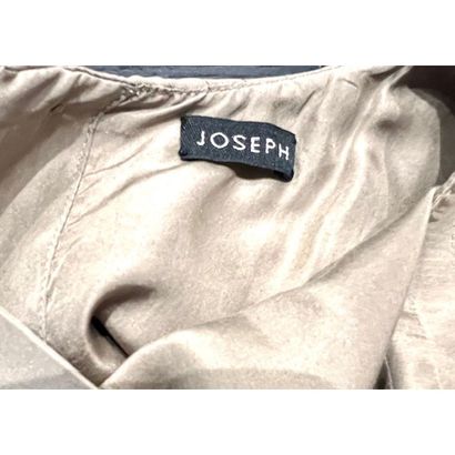 JOSEPH. Robe en soie taupe. Encolure ronde....