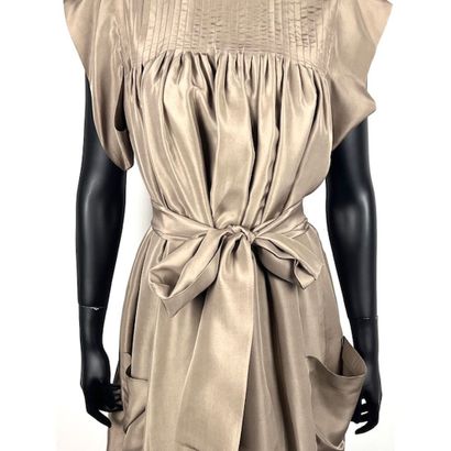 JOSEPH. Robe en soie taupe. Encolure ronde....