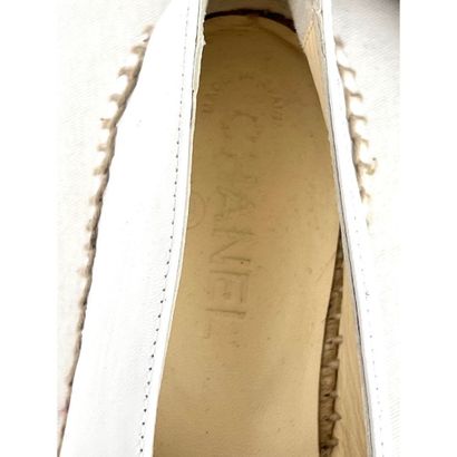 CHANEL. Espadrilles bicolores en cuir blanc...