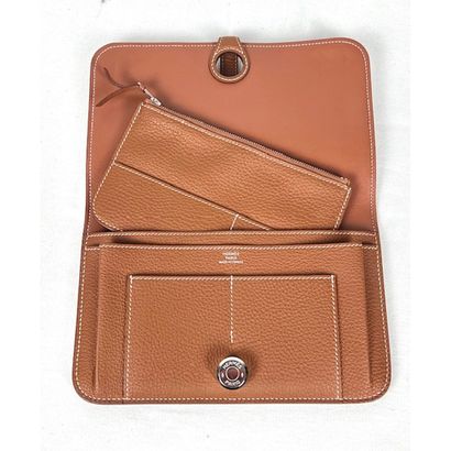 HERMES. Portefeuille Dogon en cuir grainé...