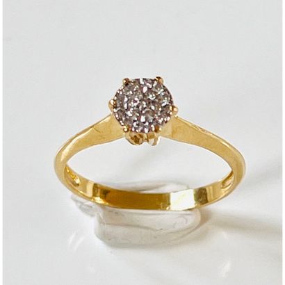 BAGUE en or jaune 750°/°° ornée d’un pavage...