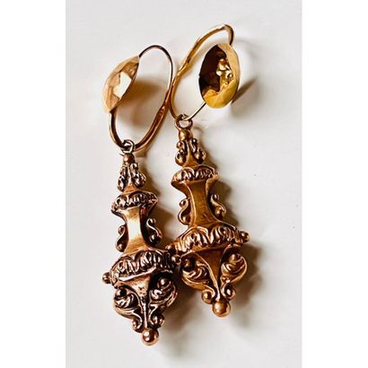 1900. 2 PAIRES DE BOUCLES D’OREILLES pendants...