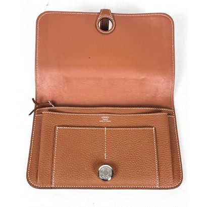 HERMES. Portefeuille Dogon en cuir grainé...