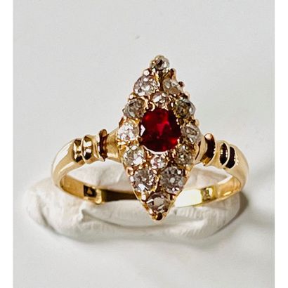 BAGUE marquise en or jaune 750°/°° ornée...
