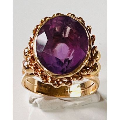1950. BAGUE en or jaune torsadé 750°/°° serti...