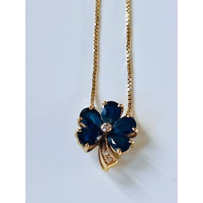 COLLIER pendentif fleur en or jaune 750°/°°...