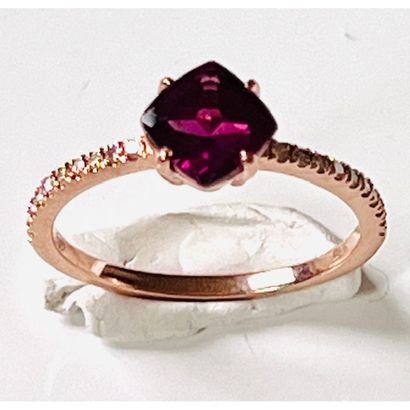 BAGUE en or rose 375°/°° ornée d’une tourmaline...
