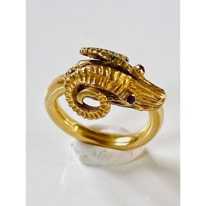 LALAOUNIS. (?). BAGUE tête de bélier en or,...