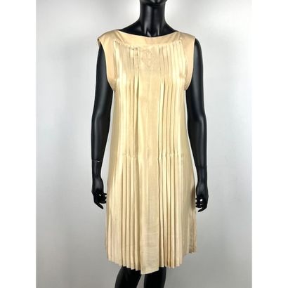 HERMES. Robe sans manche en plissé permanent...