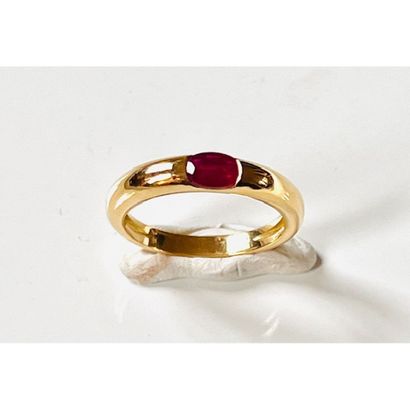 ANNEAU en or jaune 750°/°° orné d’un rubis...