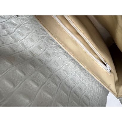 SANS MARQUE. Sac en cuir façon croco blanc....