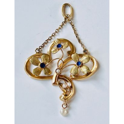 1900. PENDENTIF en or jaune 750°/°° à motif...