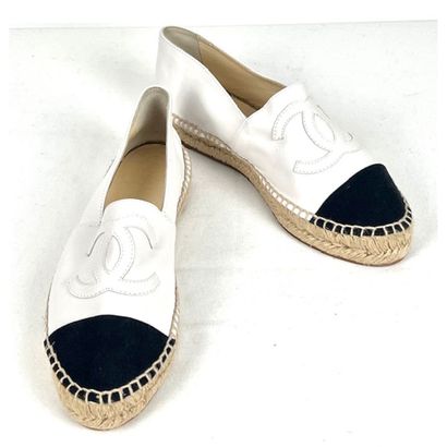 CHANEL. Espadrilles bicolores en cuir blanc...