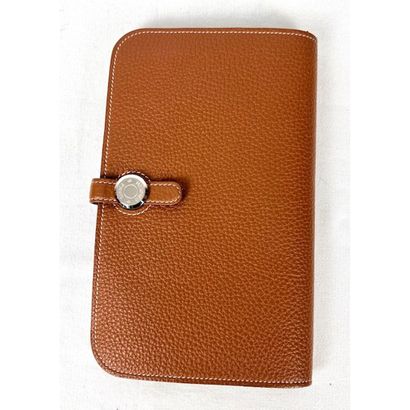 HERMES. Portefeuille Dogon en cuir grainé...