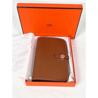 HERMES. Portefeuille Dogon en cuir grainé...