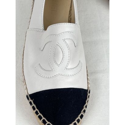 CHANEL. Espadrilles bicolores en cuir blanc...