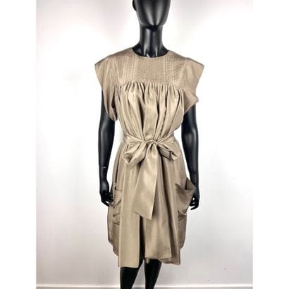 JOSEPH. Robe en soie taupe. Encolure ronde....