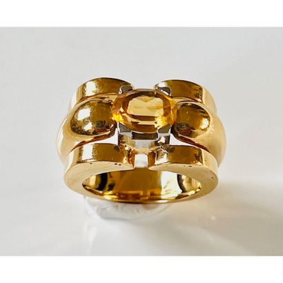 1950. BAGUE CHEVALIERE en or jaune 750°/°°...