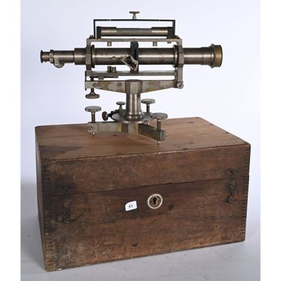 GRAND THEODOLITE en laiton poli. Base tripode...