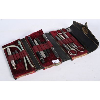 PETITE TROUSSE DE CHIRURGIEN en cuir fabriquée...