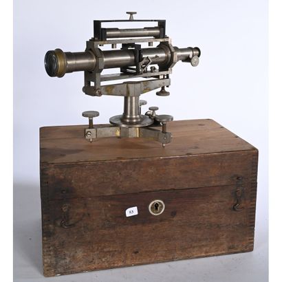GRAND THEODOLITE en laiton poli. Base tripode...
