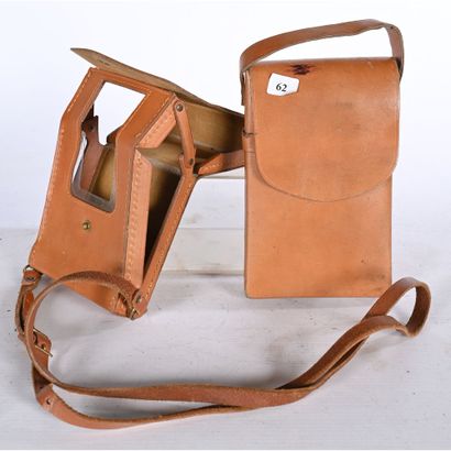 2 POCHETTES en cuir pour appareils photos...