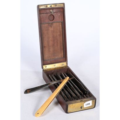 COFFRET en acajou comprenant 7 rasoirs dans...