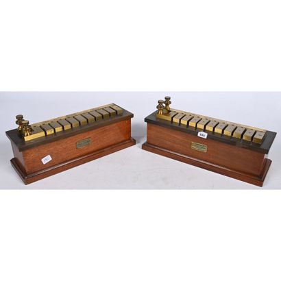 2 RESISTANCES de 10000 Ohms avec socle en...