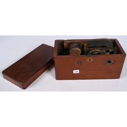 PETITE MACHINE électro-magnétique dans son...