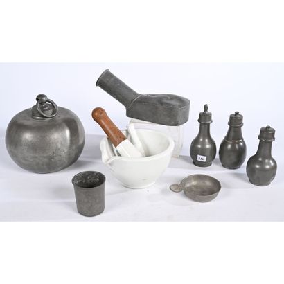 LOT D’ETAINS médicaux comprenant 5 pièces....