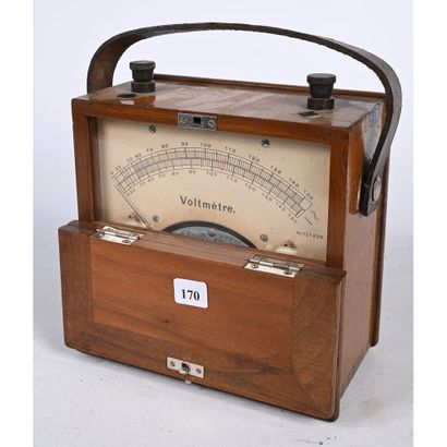 VOLT METRE dans son boîtier en chêne avec...
