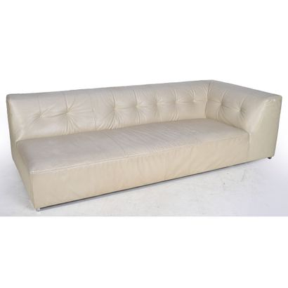 LIGNE ROSET. CANAPE en cuir ivoire matelassé....