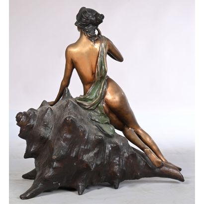 BRONZE moderne représentant une femme nue...