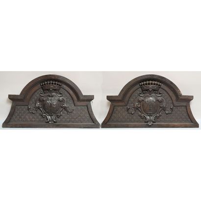 2 DESSUS DE PORTE en chêne patiné à décor...