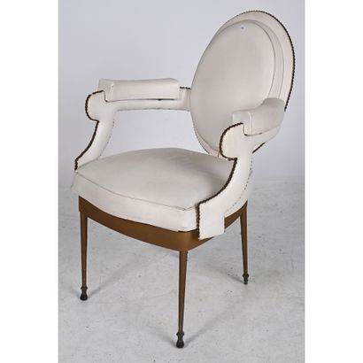 SUITE DE 4 FAUTEUILS à dossier médaillon....