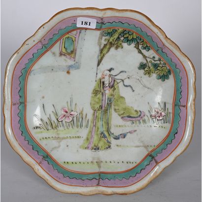 CHINESE PORCELAIN CUP on heel with central...