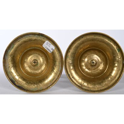 PAIR OF CANDLES in gilt bronze with round...