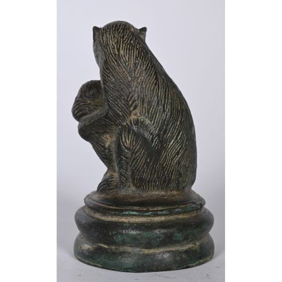 Automobile MASCOTTE depicting a seated monkey...