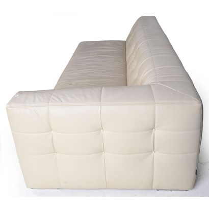 LIGNE ROSET. CANAPE en cuir ivoire matelassé....