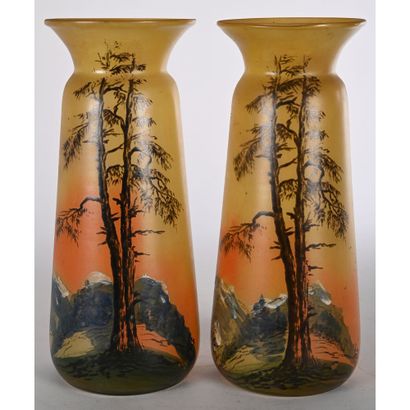 LEGRAS. PAIRE DE VASES en verre émaillé représentant...