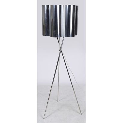 LAMPADAIRE moderniste à piètement triangulaire...