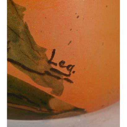 LEGRAS. PAIRE DE VASES en verre émaillé représentant...