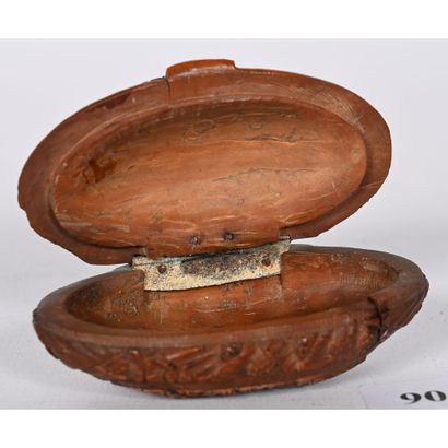 TABATIERE in carved corozo representing an...