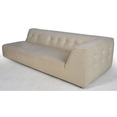 LIGNE ROSET. CANAPE en cuir ivoire matelassé....