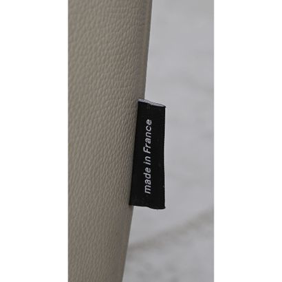LIGNE ROSET. CANAPE en cuir ivoire matelassé....