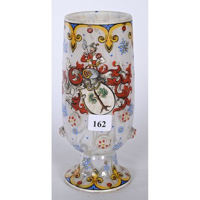 VERRE émaillé à décor inspiré de la Renaissance...