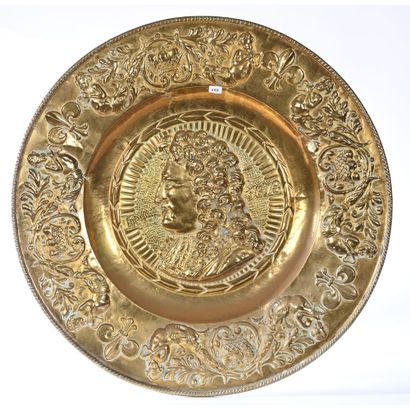 GRAND PLAT en laiton repoussé représentant...